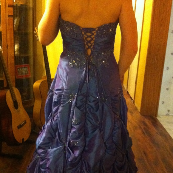 Prom dress! Beautiful ball gown style - Picture 2 of 2