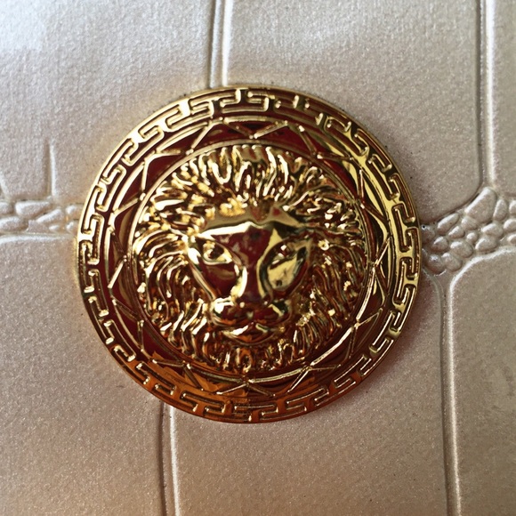❗️🚫SOLD❗️A Lion's Medallion Wallet - Picture 2 of 4