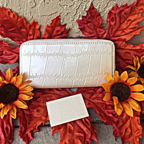 ❗️🚫SOLD❗️A Lion's Medallion Wallet - Picture 3 of 4