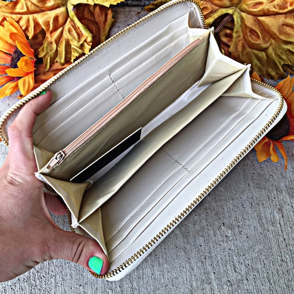 ❗️🚫SOLD❗️A Lion's Medallion Wallet - Picture 4 of 4