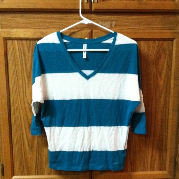 NEED GONE Aeropostale turquoise and white shirt