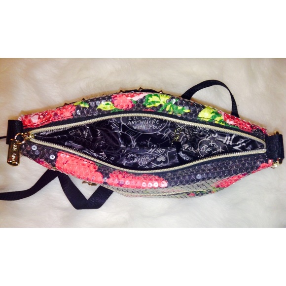 Betsey Johnson Borsa A Tracolla Tropic Like It's Hot - Multicolore Farfalle E Onde Del Mare - 24x15x7,6 Cm - 2