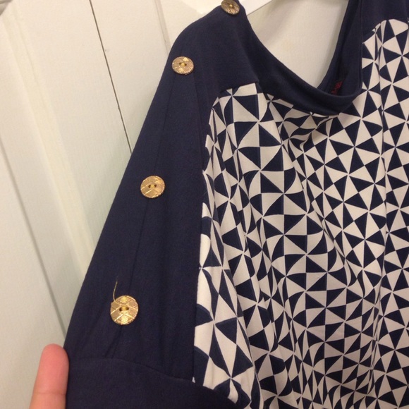 Patterned shirt. - Picture 3 of 4