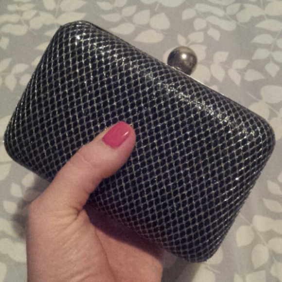Silver/Black netted evening clutch - Picture 3 of 3