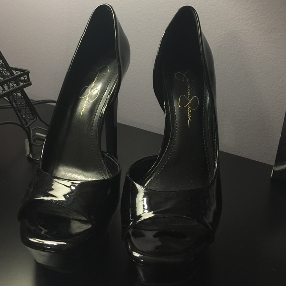 Jessica Simpson pumps