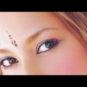 Bindi - forehead decoration.