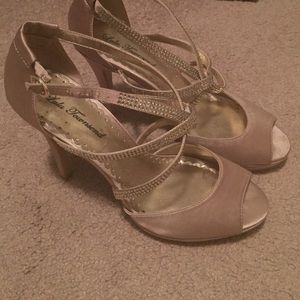 Lulu Townsend Valdez Sandal- satin champagne