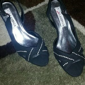 NWT Black Lasonia pumps/heals