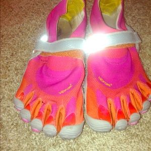 Vibram fivefingers (toe shoes)