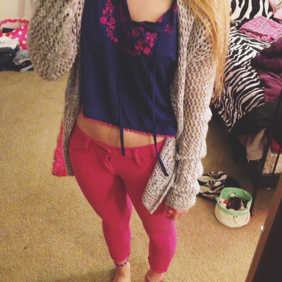 Get the look ✅ Boho Pom-Pom crop top, pink pants