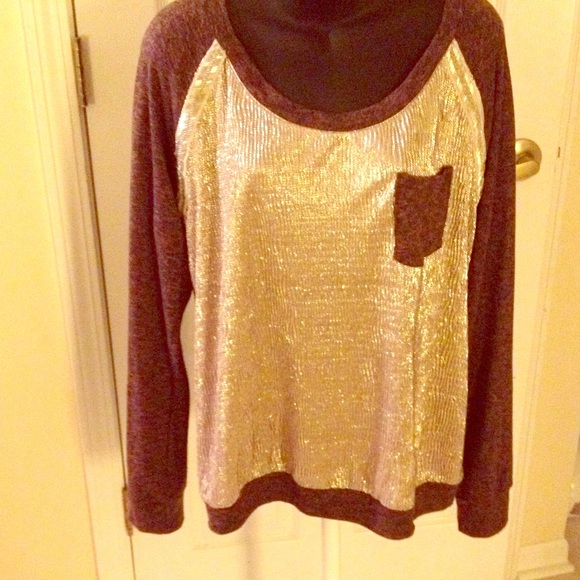 Super cute jersey gold shirt