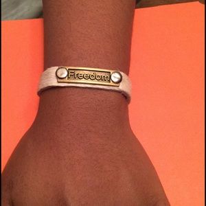 REDUCED ⬇️⬇️Bracelet cowhide "freedom" adjustable