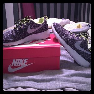 WMNS NIKE ROSHERUN PRINT SHOES❤️😍