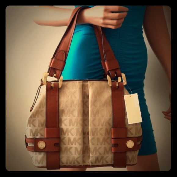 ✨Michael Kors Harness Signature Grab bag-Camel✨