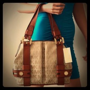 ✨Michael Kors Harness Signature Grab bag-Camel✨