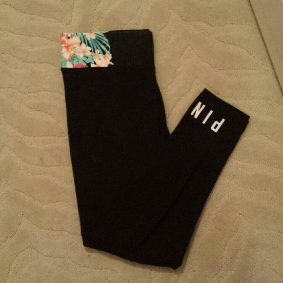 SOLD IN BUNDLE! Super cute VS PINK leggings