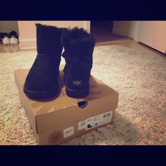 BLACK UGG MINI BAILEY BOW WITH BOX