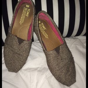 Toms brown/gold glitter slip on