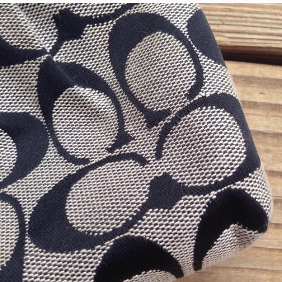 🚫SOLD-Authentic  white and black wristlet. - Picture 2 of 4