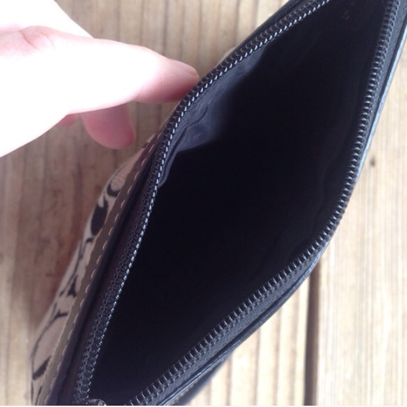 🚫SOLD-Authentic  white and black wristlet. - Picture 4 of 4