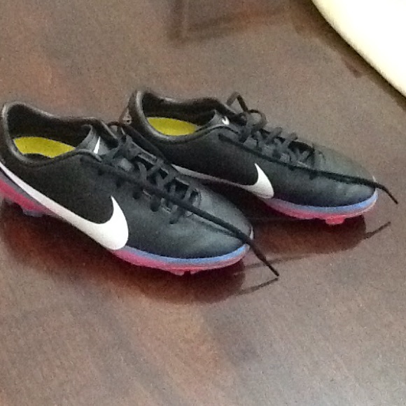 Nike girl soccer shoes