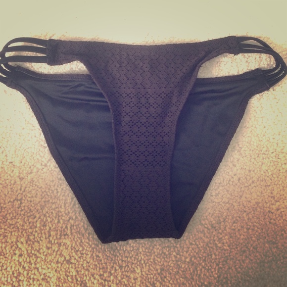 Black size 6 H&M bikini bottoms NEVER WORN.