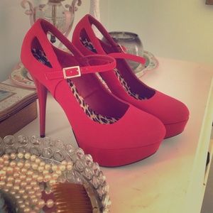 Size 8 red 5 inch heels with leopard liner