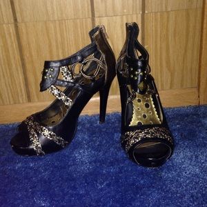 Cute gold and black heels!