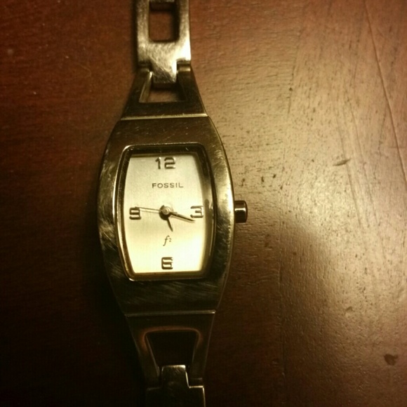 Ladies Silver Fossil f2 Watch for small wrist - Picture 2 of 4