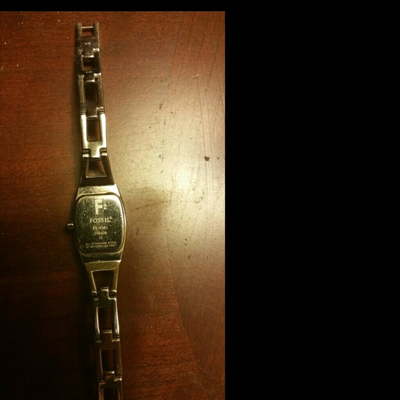 Ladies Silver Fossil f2 Watch for small wrist - Picture 3 of 4