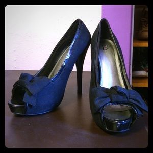 Black heel with accent bow and black vinyl trim