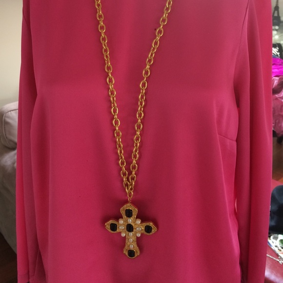 Necklace with detachable brooch