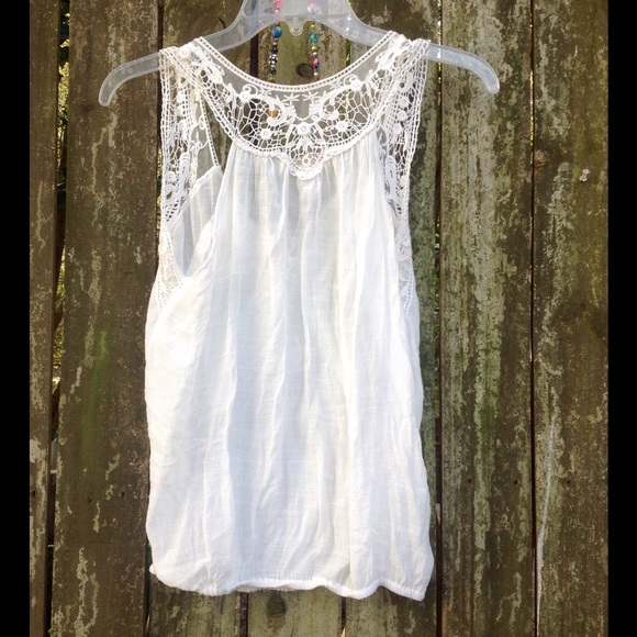 🌸 Beautiful Top With Intricate Lace Detail 🌸 - Picture 3 of 4