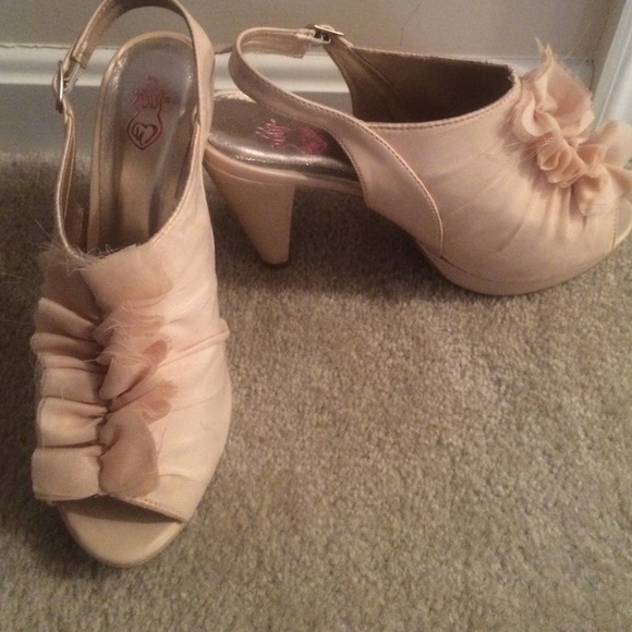 Darling light pink/beige heels with ruffles