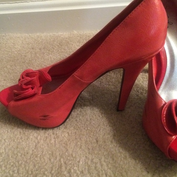 Red heels - Picture 2 of 4