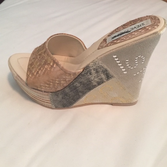 🎉HP 6/8/15🎉 Fun and funky Steve Madden wedges!