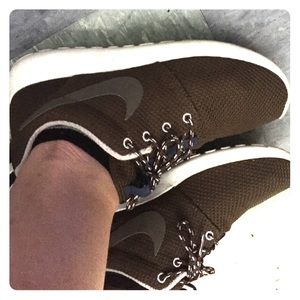 BRAND NEW NIKE ROSHES need gone