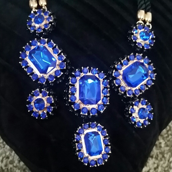 Jewelry - Amazing large blue statement necklace