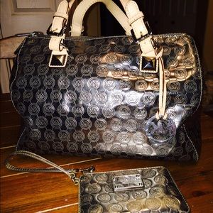I am selling my Michael Kors large silver bag.