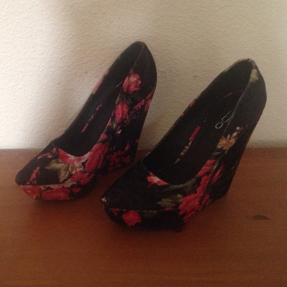 Aldo floral pointed wedges
