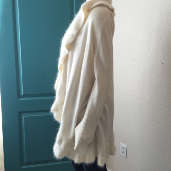 White House Black Market💞Beautiful Cream Sweater