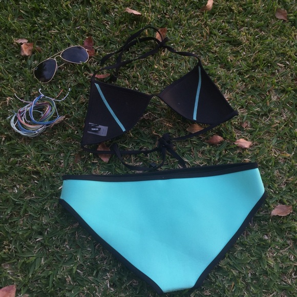 👙NEEDS TO GO👙Triangl Bikini in Miami Mint - Picture 2 of 4