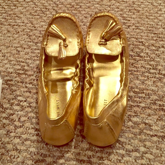 Nine West gold flats. 🎀🎀🎀