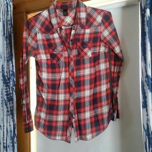 Fitted red and navy plaid shirt