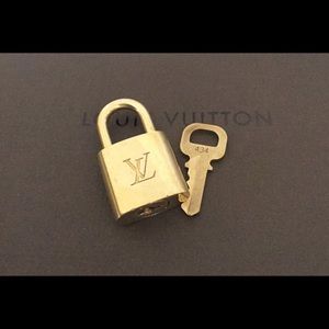 💠Authentic Louis Vuitton key/lock