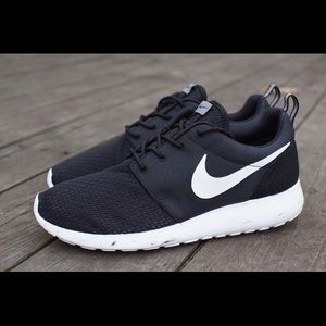ISO BLACK ROSHES SIZE 8-8.5 Plz read description
