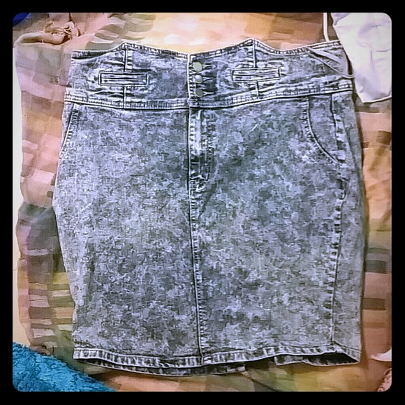 Bundle- bow cut out pants, and HW AW skirt