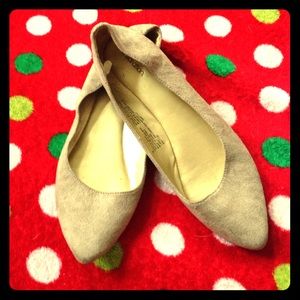 Adorable nude color flats!