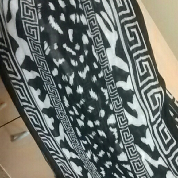 Black & white printed scarf