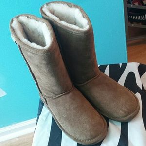 NWOT Bearpaw boots